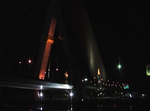 ラマ８世橋（ライトアップの主塔と親柱）.jpg