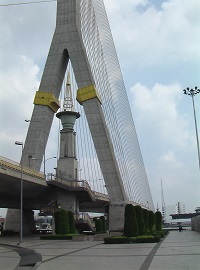 ラマ８世橋（主塔と親柱）.jpg