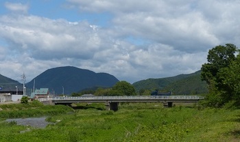 下流側からの尻内橋、奥の山が三峰山.jpg