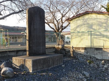 中宿湧泉完工記念碑１.jpg