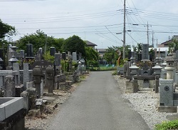 墓地の中の通路.jpg