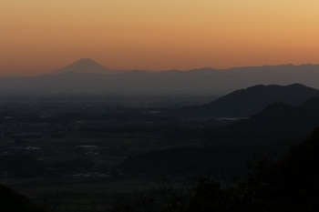 夕陽に浮かぶ富士.jpg