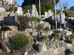 多くの慰霊碑が建つ墓地.jpg