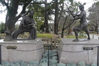 宮本武蔵と佐々木小次郎の像.jpg