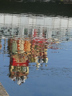 巴波川の水面に人形山車１.jpg