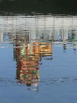巴波川の水面に人形山車２.jpg