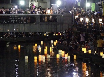 幸来橋の下を平和を願って流れる燈籠.jpg