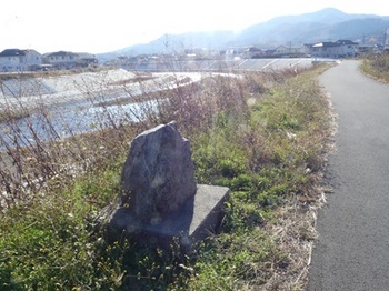 改良復旧工事が完了した永野川堤脇の大きな石.jpg