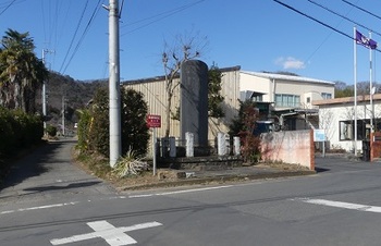 旧県道脇に建つ石碑.jpg