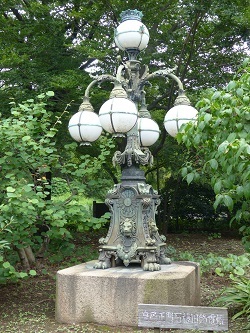正面石橋の旧飾電燈１.jpg