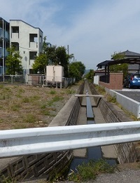 浅間神社方向からの水路.jpg