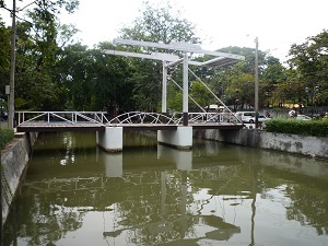 王宮近くの運河に架かる跳ね橋１.jpg