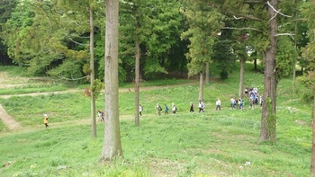 琵琶塚古墳を見学する小学生達.jpg