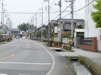 白沢宿メイン道路（両側に水路）.jpg