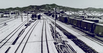 連絡橋から駅西方向、太平山を望む（1975年）.jpg