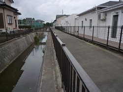 運動公園前の住宅地を流れる旧赤津川.jpg