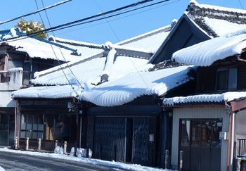 雪化粧した嘉右衛門町通り.jpg