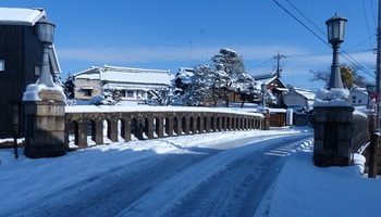 雪化粧の嘉右衛門橋.jpg