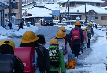 雪道を登校する小学生.jpg