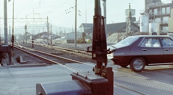 駅東側、沼和田両毛線踏切（1978年）.jpg