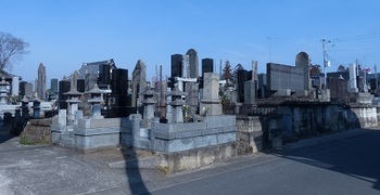 鷲宮神社東隣の墓地.jpg