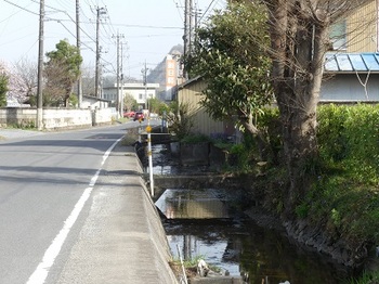 Ｅ旧鍋山街道の脇を南流する清水川.jpg